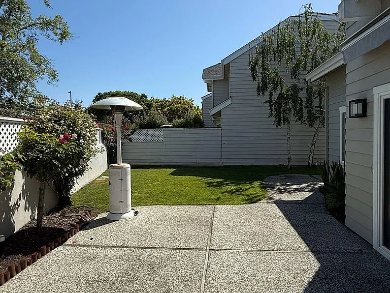 704 Newport Cir — Photo 20
