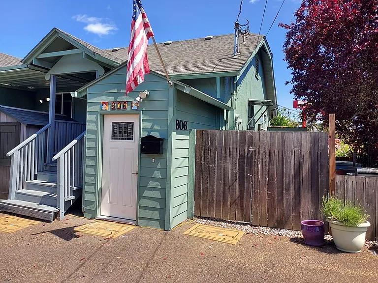 806 NW 4th St #B — Photo 1