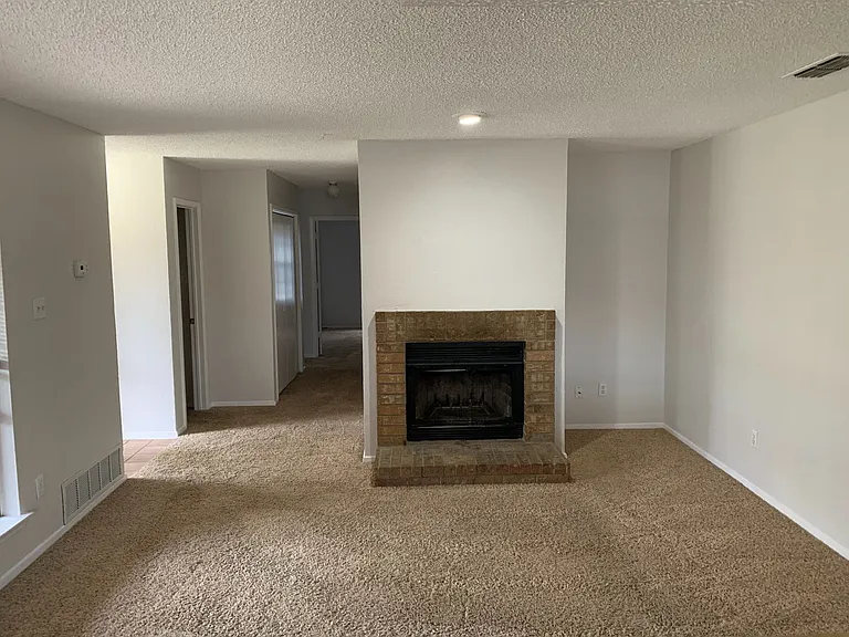 305 Shady Valley Dr — Photo 2