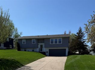 122 Scenic Dr, Vinton, IA 52349