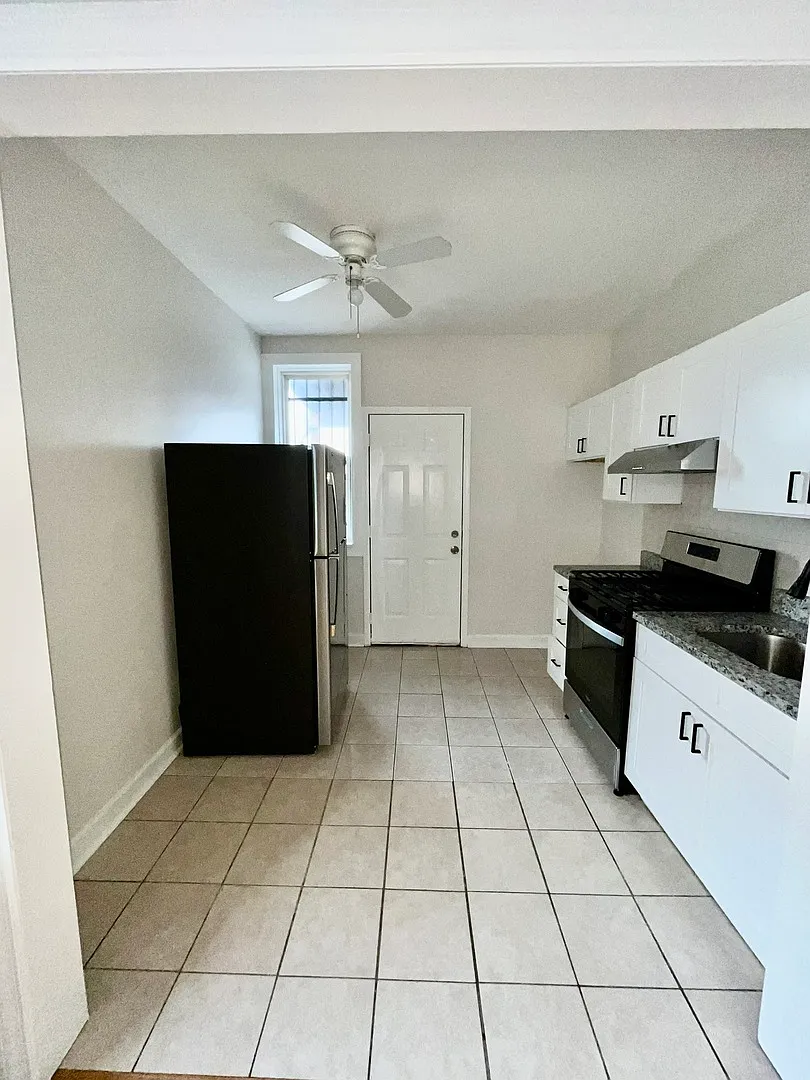 2 bed, 900 sqft, $1,550 — Photo 3