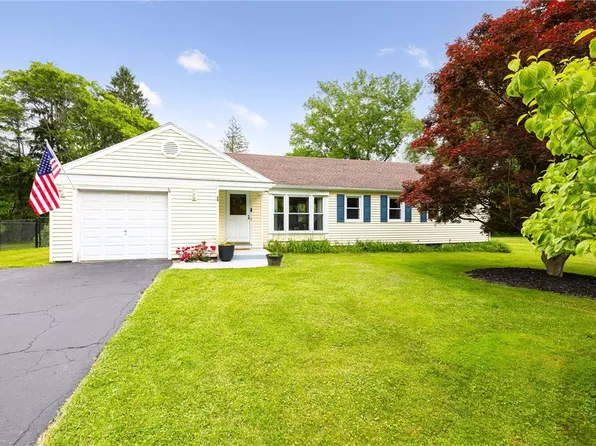 28 Little Brook Dr, Pittsford, NY 14534