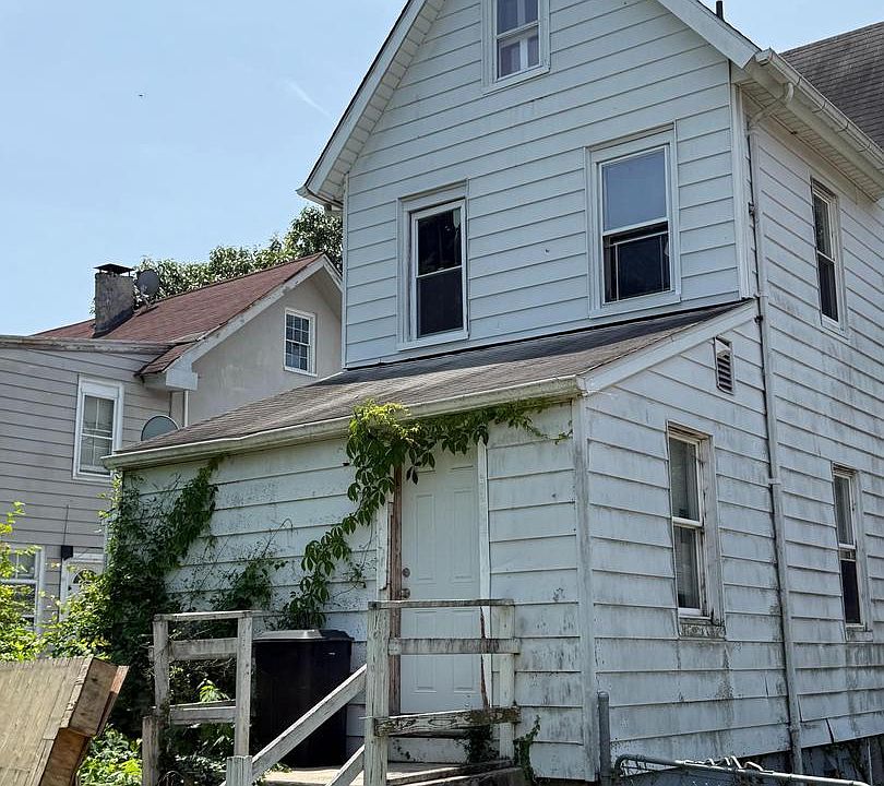2nd image of 376 E Broadway