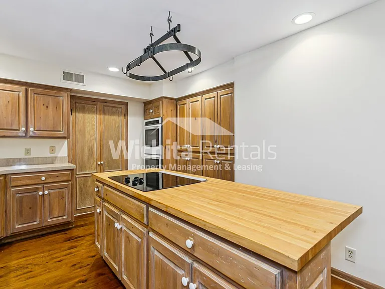 601 N Rutland St — Photo 8