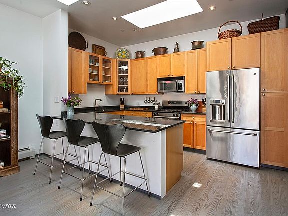 2nd image of 444 12th St Penthouse B