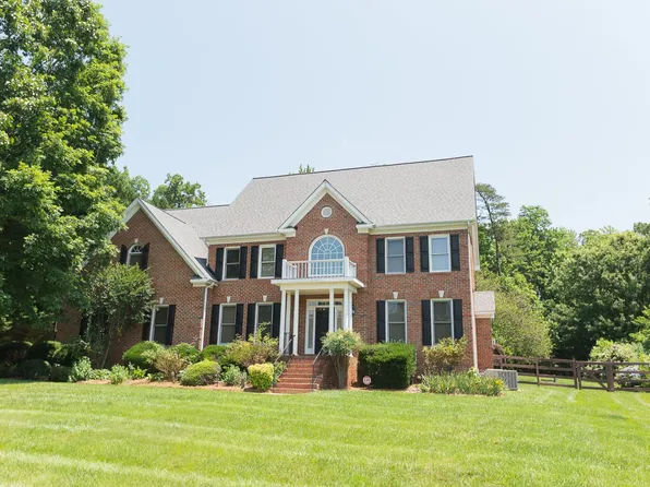 6110 Chalet Dr, Oak Ridge, NC 27310