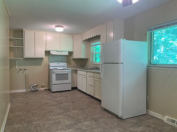 3rd image of 8 Waters Rd