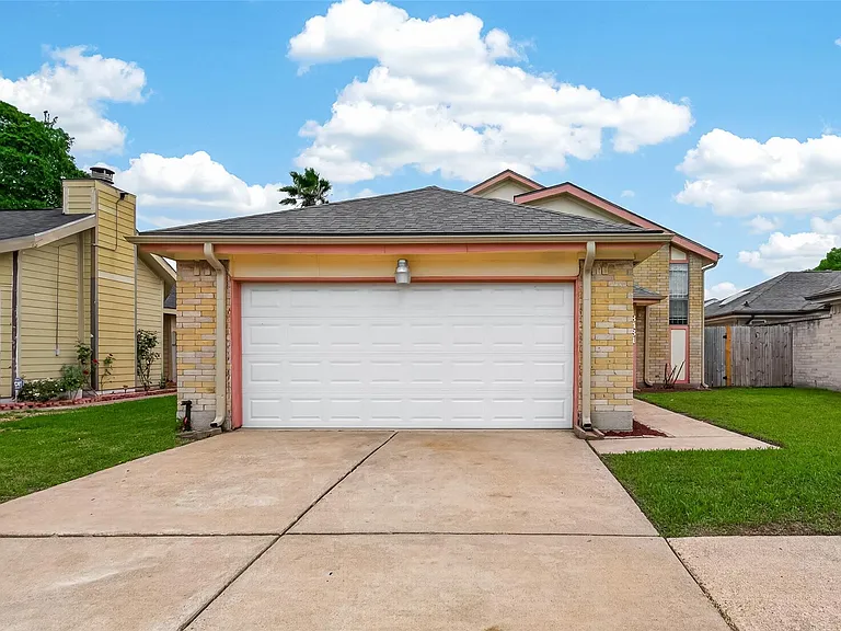 13431 Clarewood Dr — Photo 2