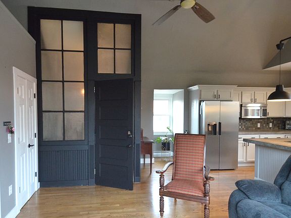 2nd image of 143 Lincoln Ave Unit 3