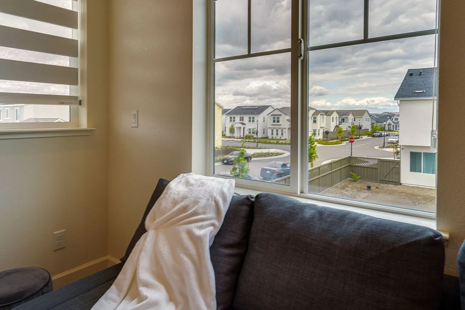 2 bed, 2.0 bath, 699 sqft, $4,096 — Photo 3