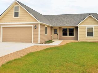 616 6th St NE, Kenmare, ND 58746