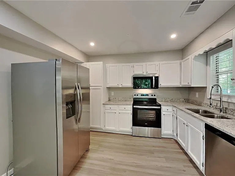 620 Gregory Manor Dr SW — Photo 4