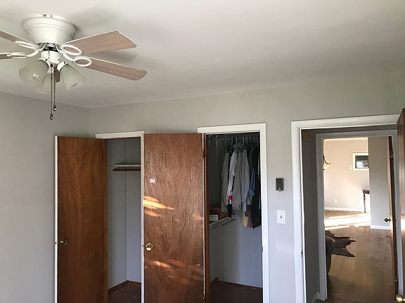 Room 1 (Double Closet, Walk-In on right)