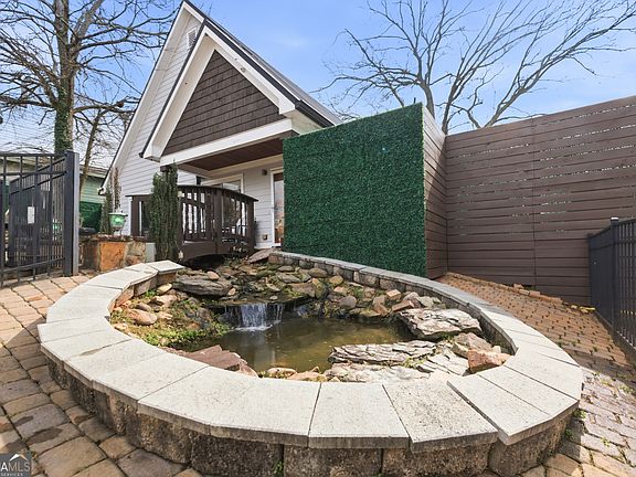 5th image of 376 Roy St SW