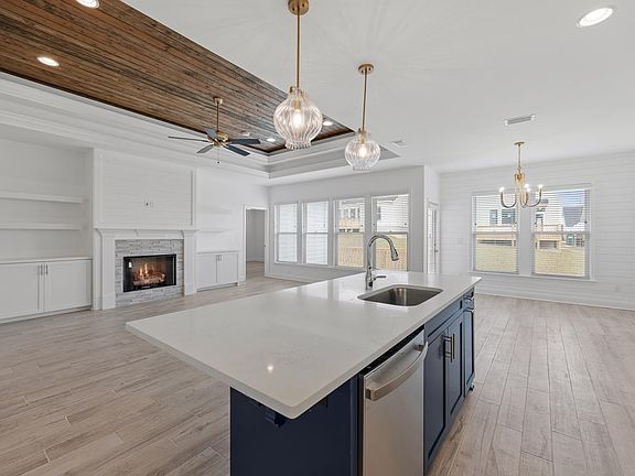 5th image of 372 Ursaline St