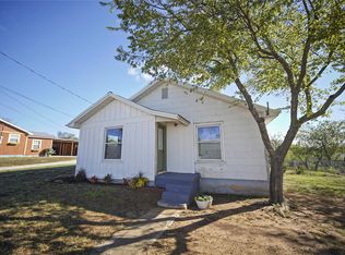 314 N 3rd St, Jacksboro, TX 76458