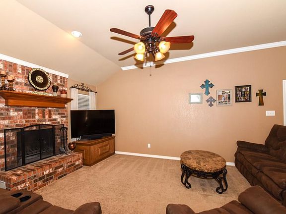 4th image of 658 Bluebonnet St