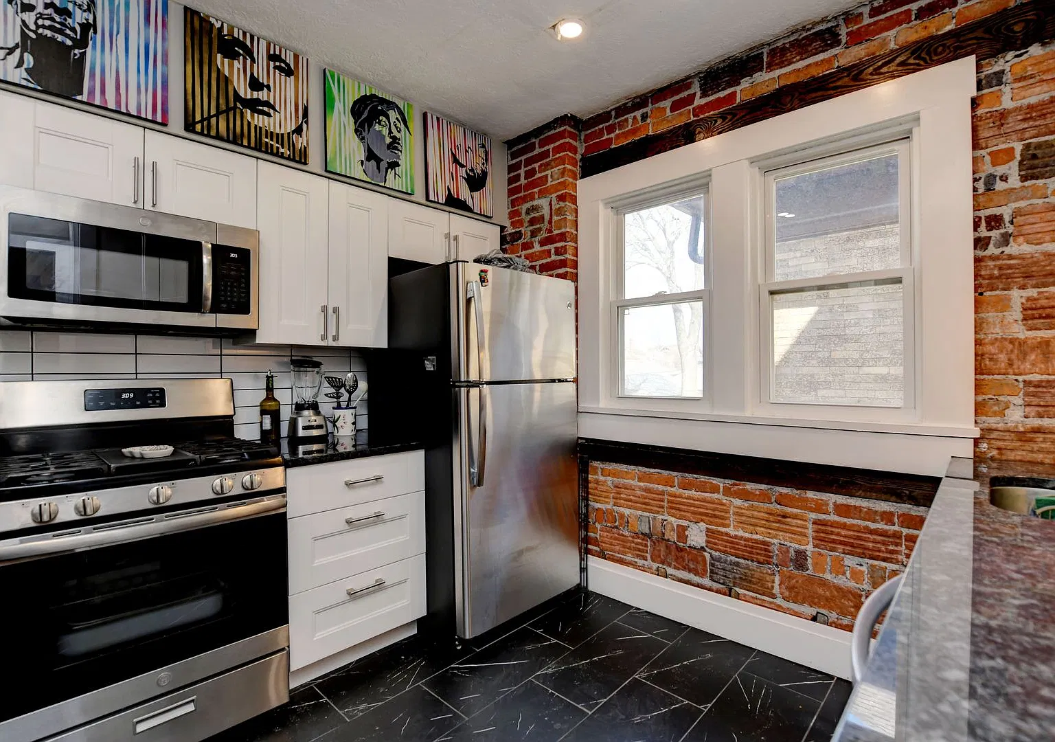 Charming 2-Bedroom Duplex in Franklin Park — Photo 2