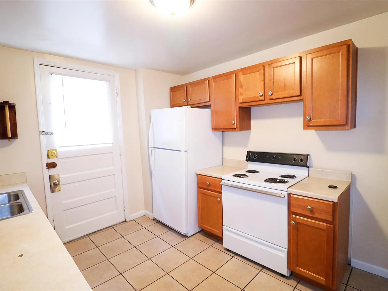 5 bed, 1747 sqft, $4,419 — Photo 2