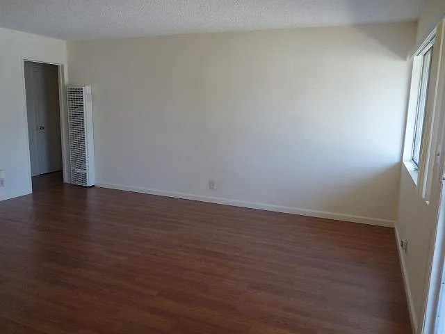 10515 Sylvan St — Photo 7