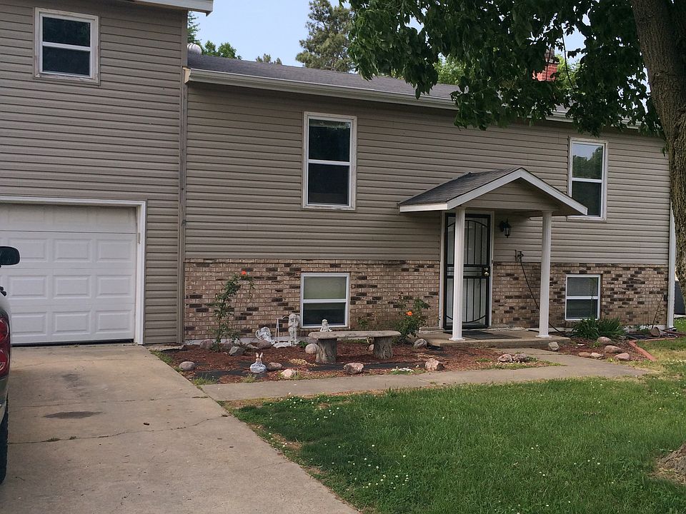 2nd image of 916 Stanford Dr