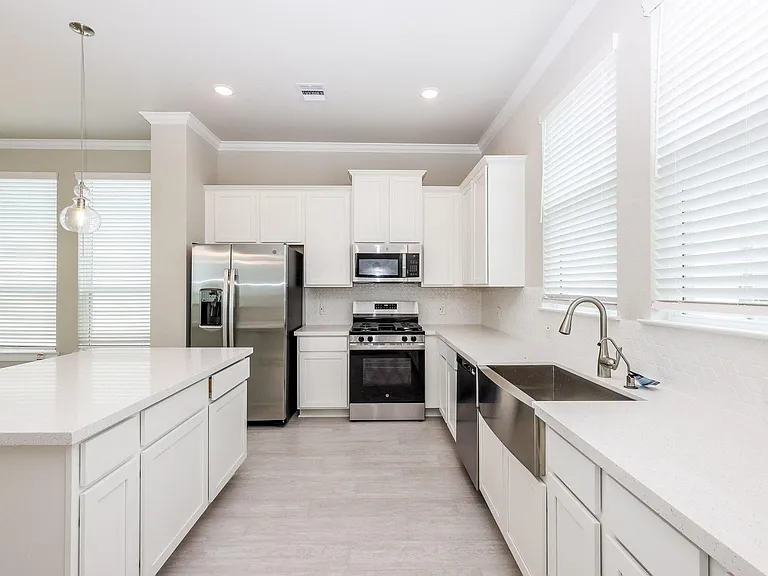 3018 Tres Olive Dr — Photo 8
