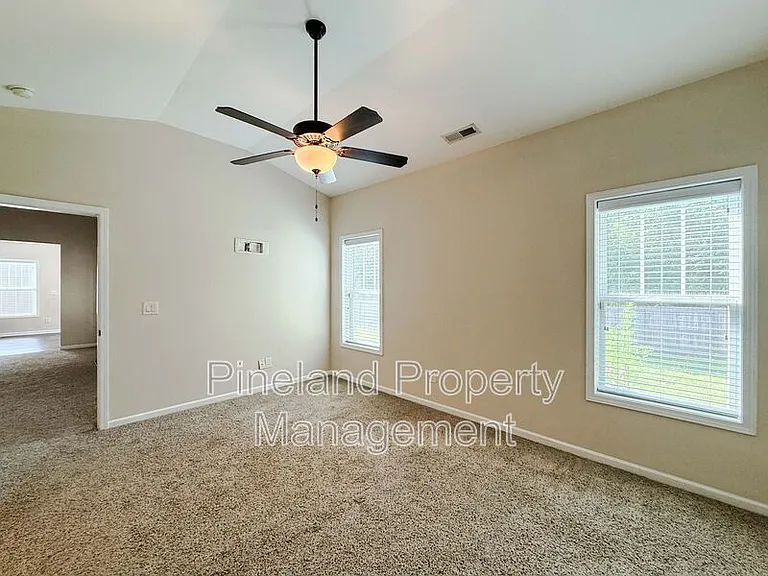 728 Roanoke Dr — Photo 10