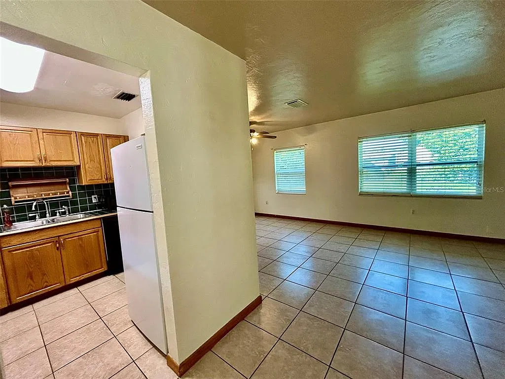 2 bed, 1.0 bath, 1010 sqft, $1,600 — Photo 2
