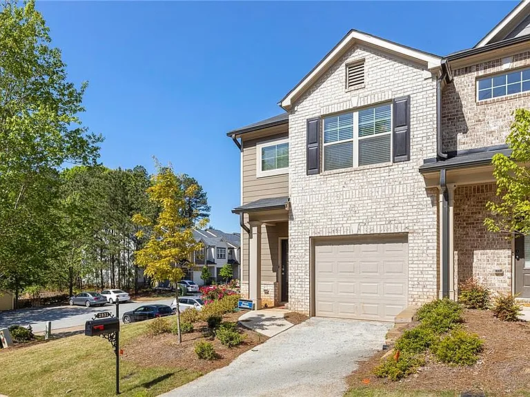 2831 Ridgeview Dr SW — Photo 1