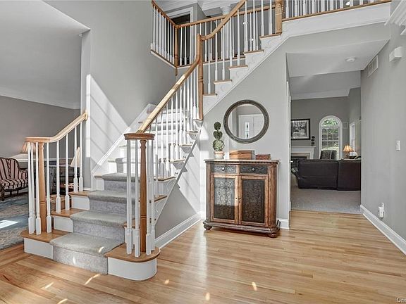 2nd image of 18 Wellington Ln