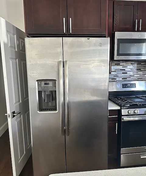 Stainless steel fridge with filtered water & ice dispenser