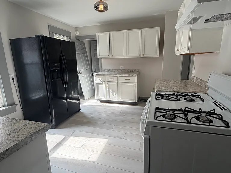 952 Logan St SE — Photo 7