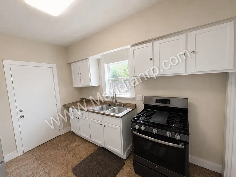1323 Grant Ave — Photo 8