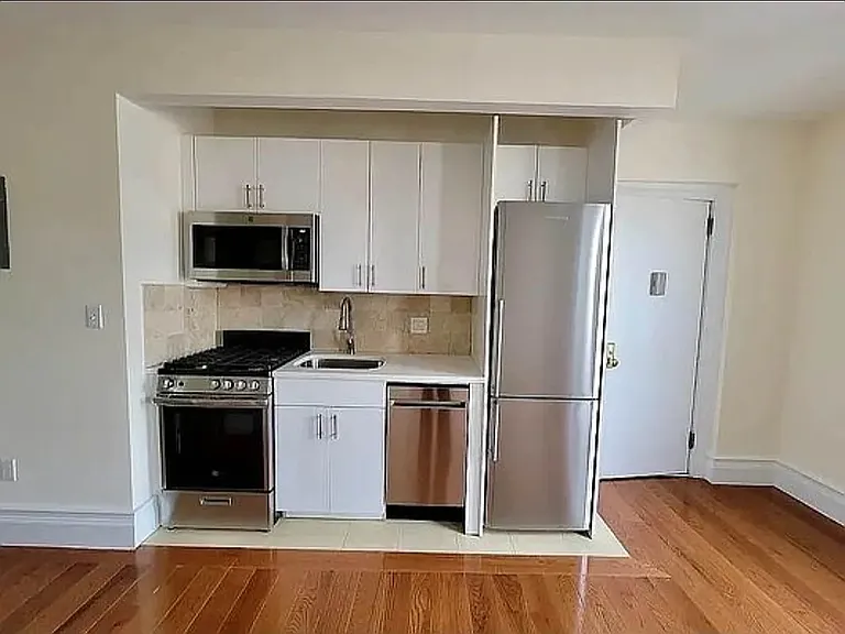 204 W 10th St #92 — Photo 3