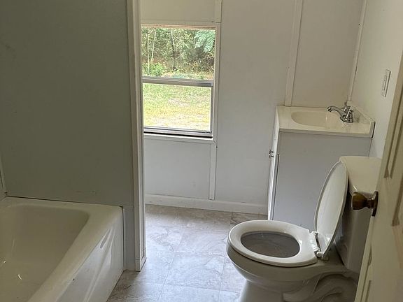 3rd image of 202 Oakwood Dr
