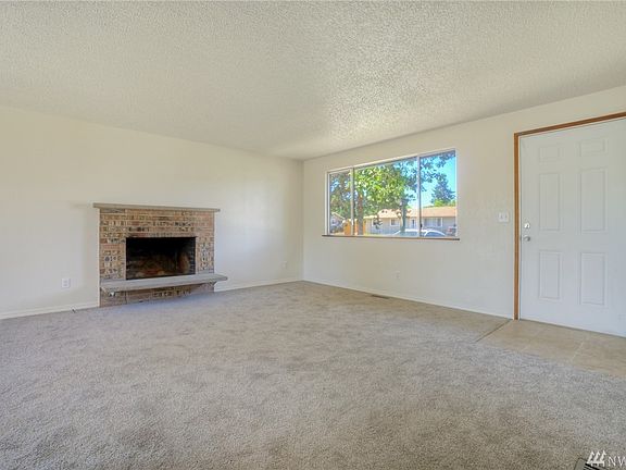 4th image of 19409 Crescent Dr E