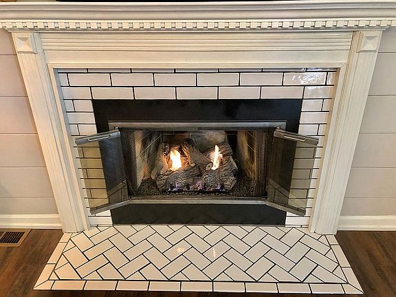 3rd image of 971 S Parkwood Dr