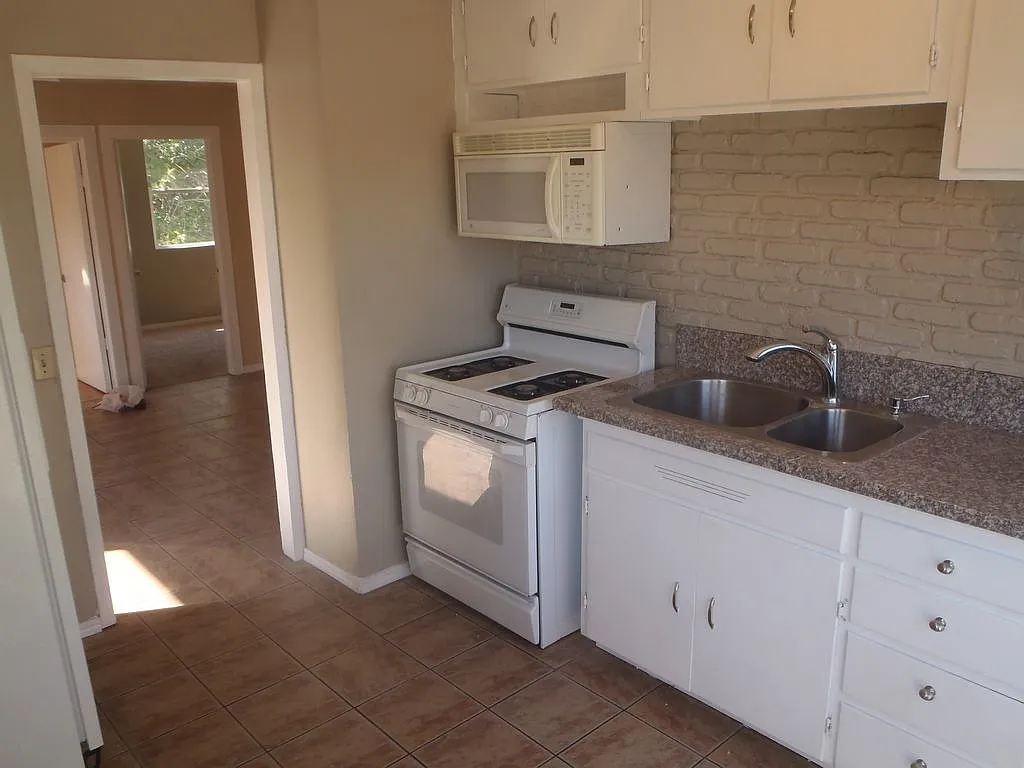310 Anderson Ct photo 1