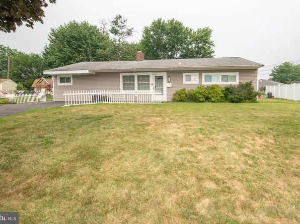 51 Serpentine Ln, Levittown, PA 19055