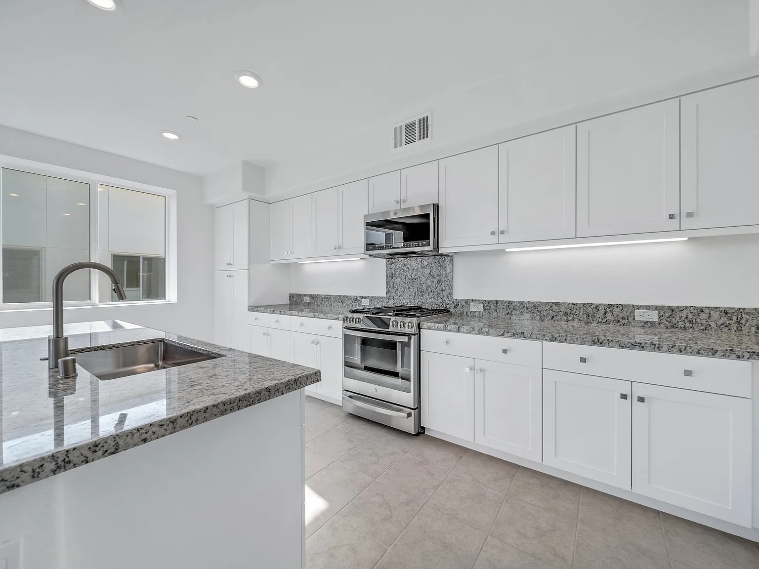 3 bed, 1698 sqft, $4,200 — Photo 3