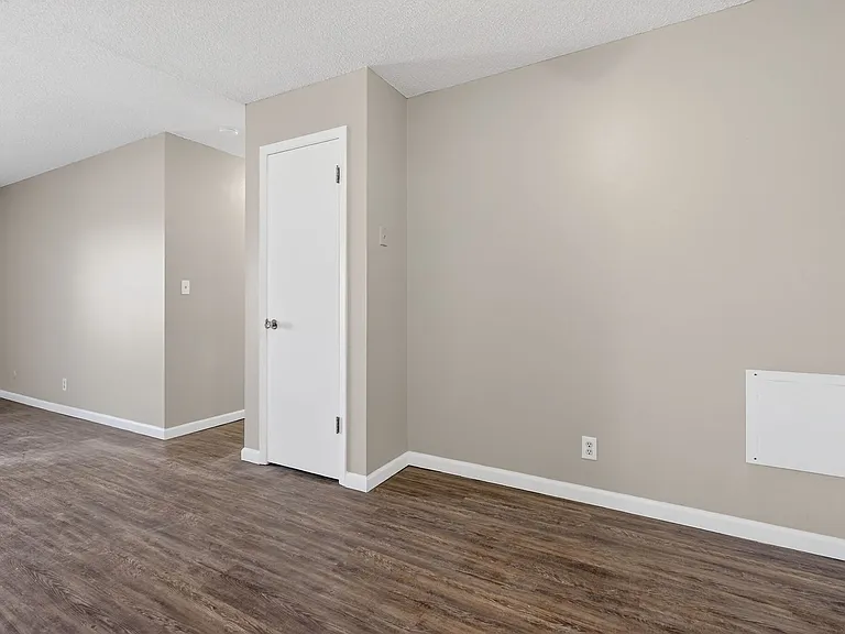 Stratford Arms Apartments — Photo 16