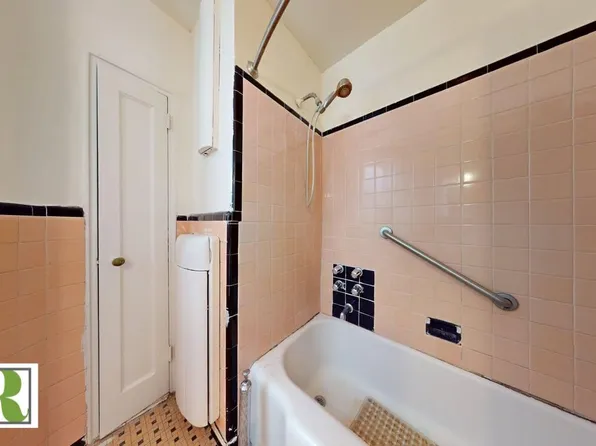 902 Ocean Parkway image 8 of 9