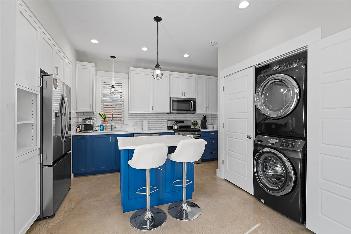 Building Photo - 1809 Chestnut Ave #106