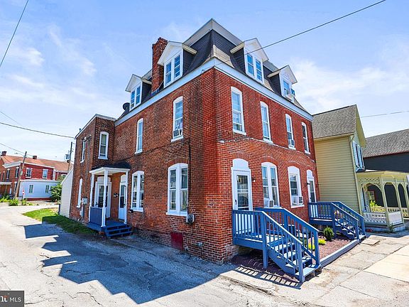 2nd image of 131 E Chestnut St #133