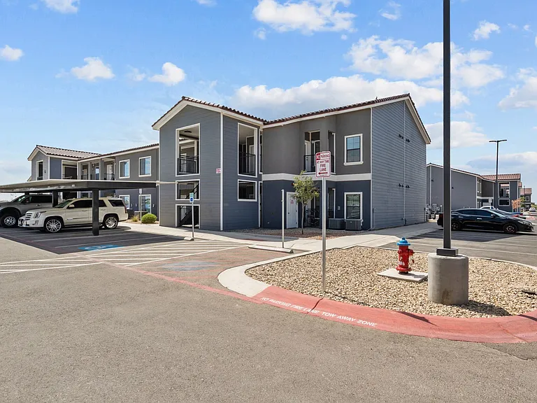 DISTRICT AT PELLICANO — Photo 44