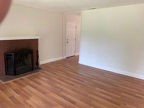 4th image of 830 Douglas St
