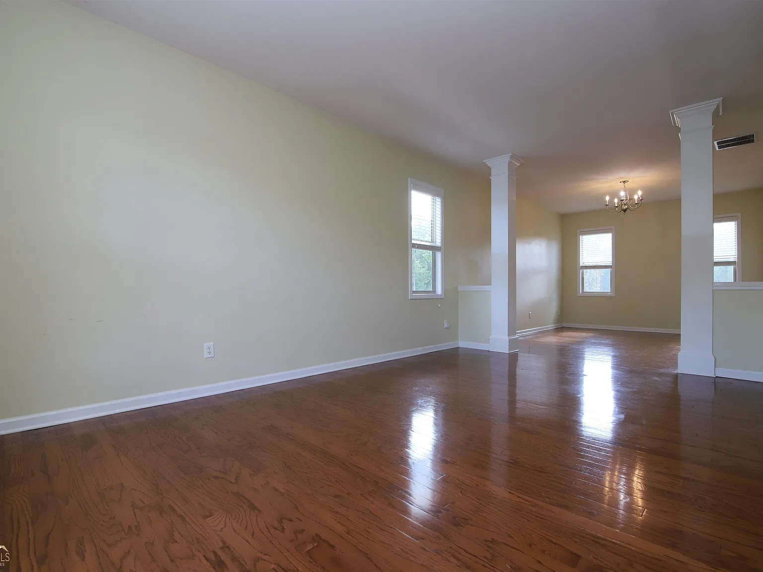 4 bed, 2.5 bath, 2763 sqft, $2,400 — Photo 2
