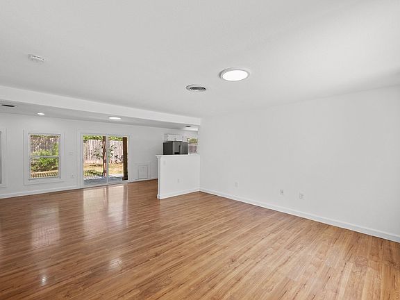 4th image of 6802 Columbia Dr