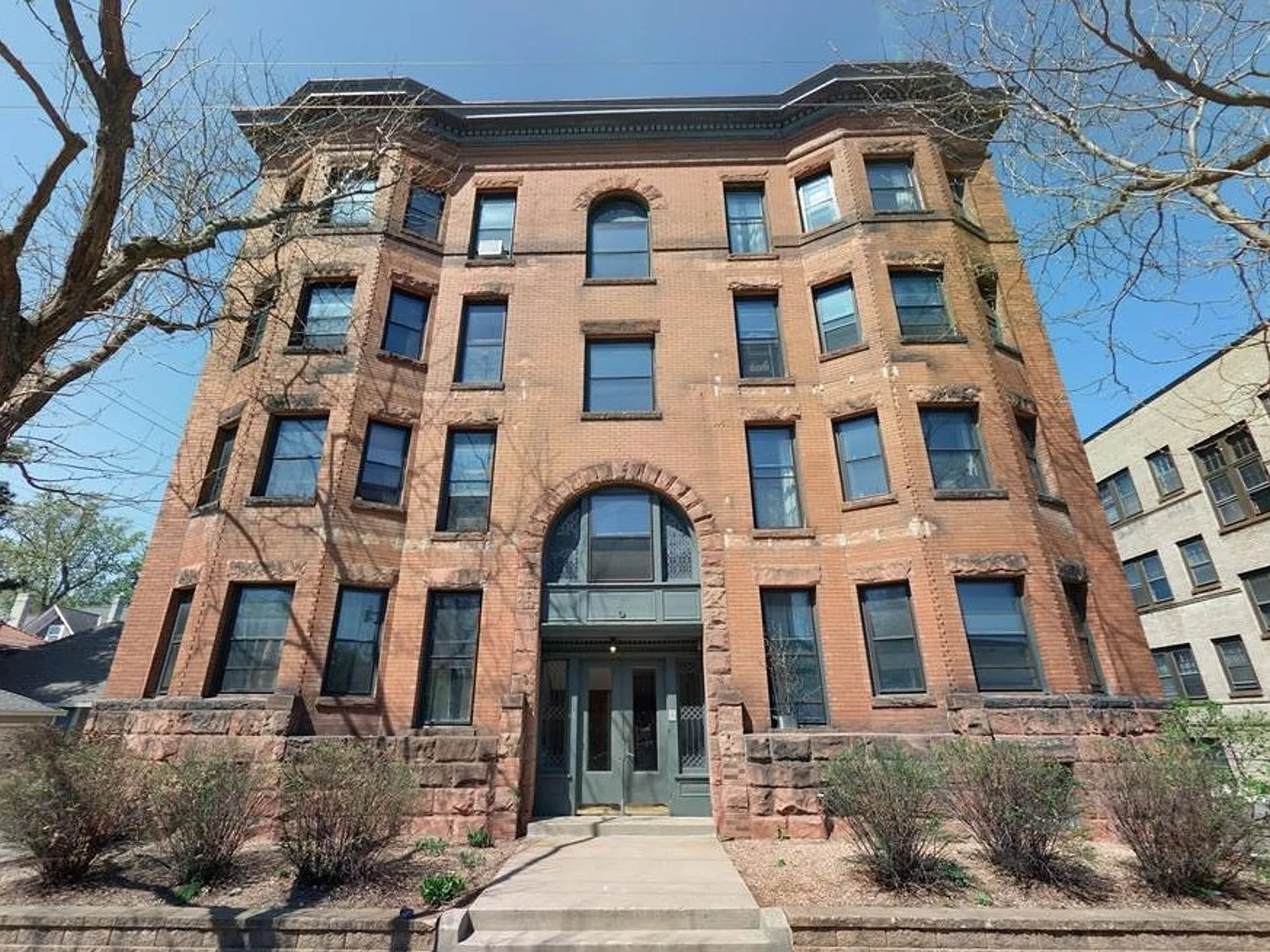 St. Albans Apartments — Photo 4