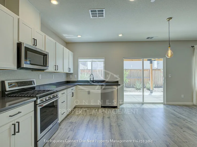968 Franklin St — Photo 9